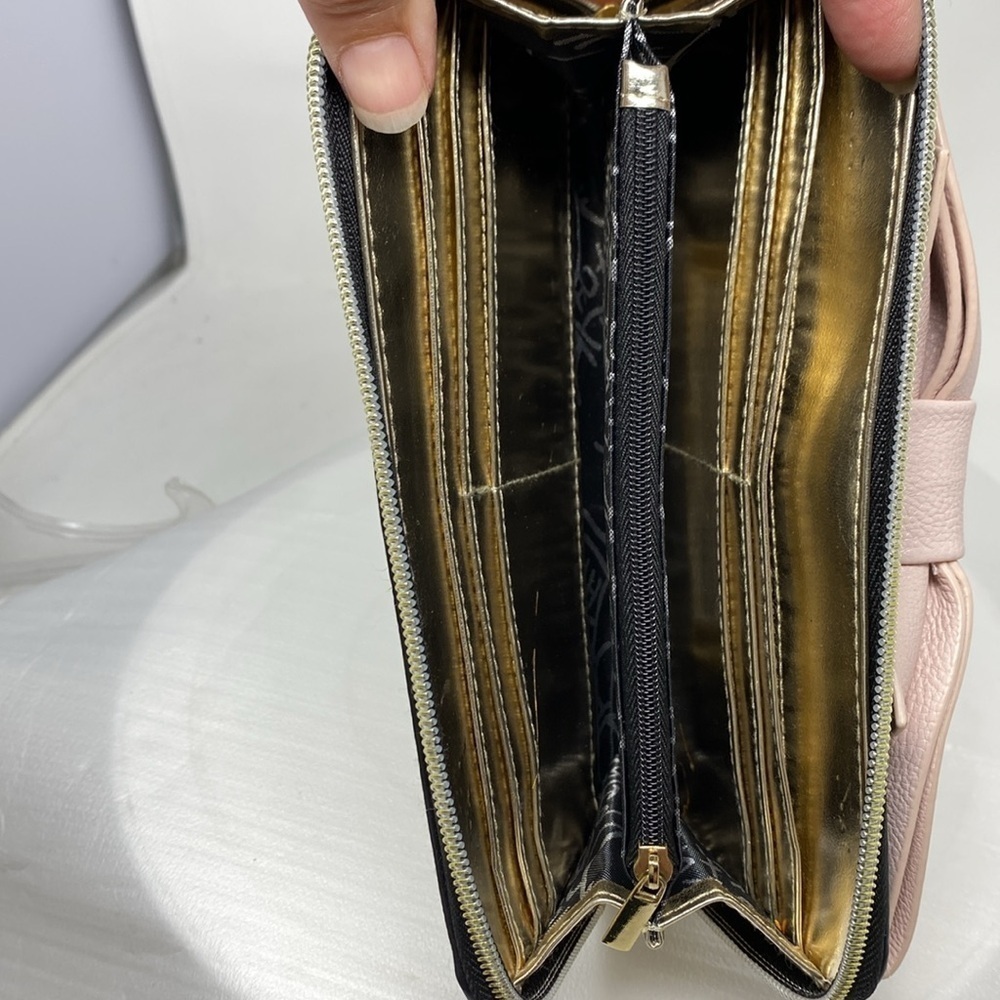 Betsey Johnson Black and White zip around full zip wallet with pink bow EUC - Picture 11 of 13